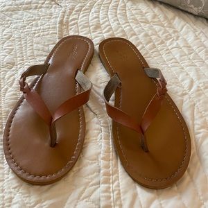 Universal Threads brown faux leather flip flops